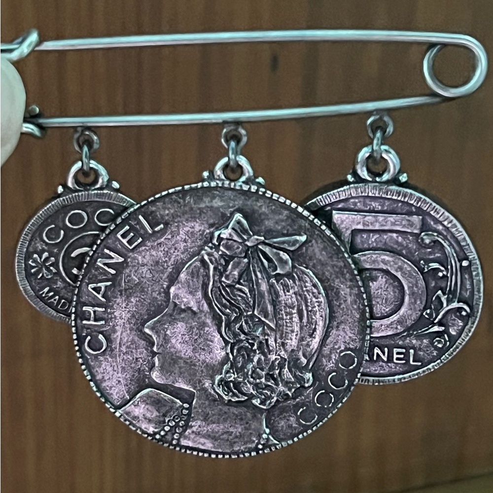 Authentic CHANEL brooch-quickly recognized! fantasy coins.
Elevate any outfit.